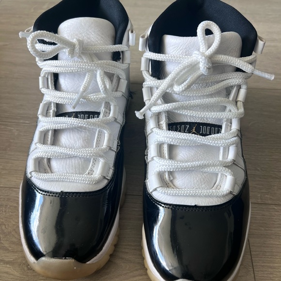 Jordan Athletic Shoes in Black and White - Picture 2 of 3